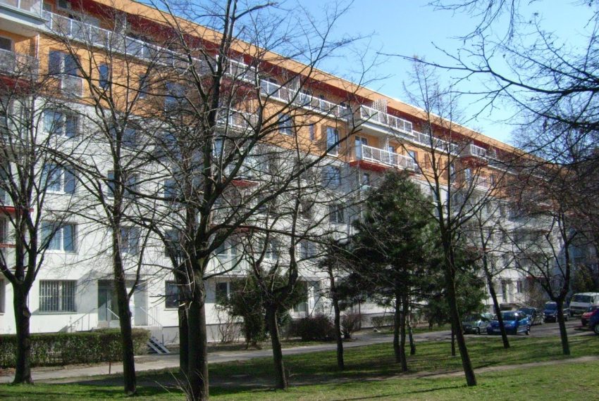 obytny dom z vonku - velke parkovisko